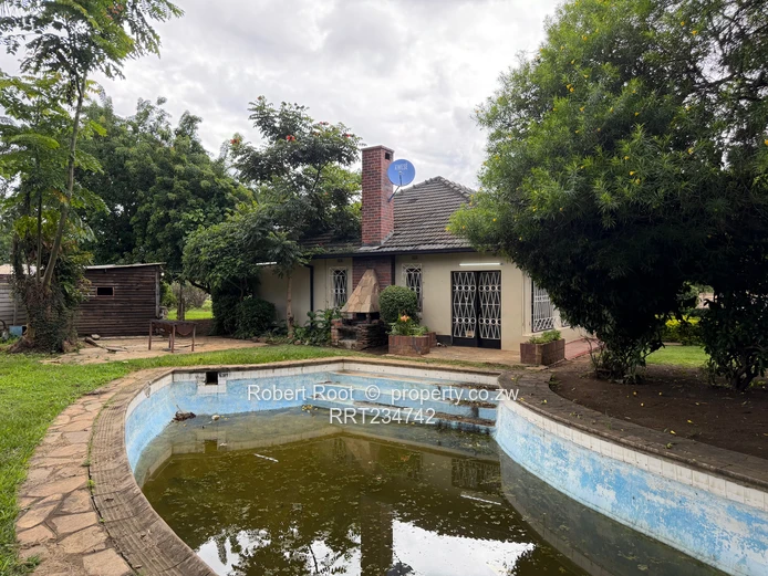 4BR Marlborough Home on 4000m² — Pool & Garden