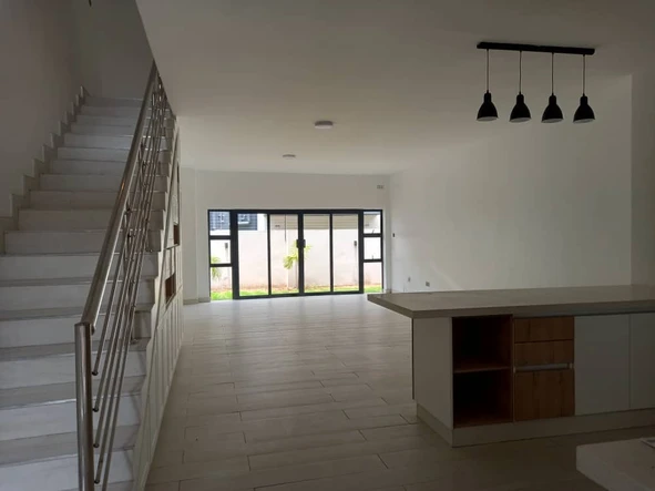 4 Bedroom Flat & Apartment