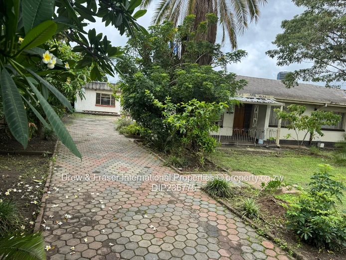 Cotswold Hills Mabelreign 3 beds House with a bedsitter cottage for sale $150k