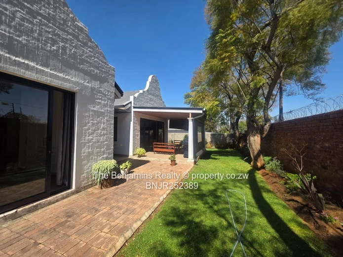 Up Market Townhouse In Newlands