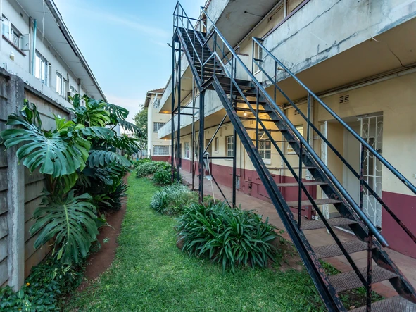 2 Bedroom Flat & Apartment