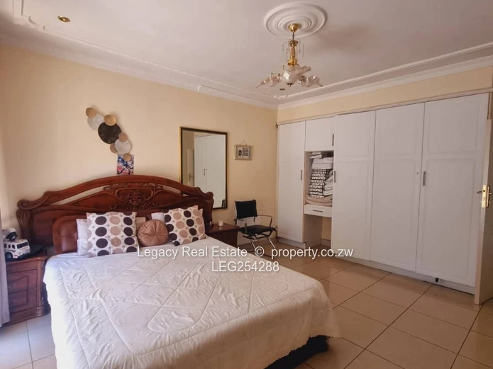 Borrowdale: Grand 9-Bed Residence on 4000m² with Borehole