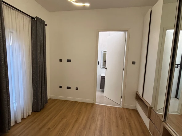 4 Bedroom Flat & Apartment