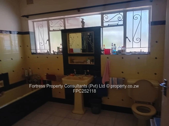 Spacious 3-Bed Home on 9 136m² with Massive Re-Development Potential