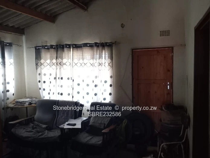 3 Bedroom old Pumula House for sale