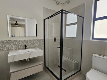 3 Bedroom Flat & Apartment