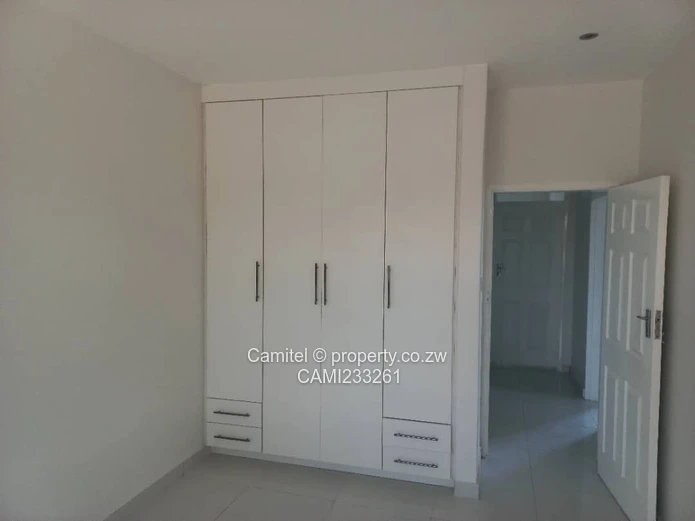 Modern 3-Bed Arlington Home - Fitted Kitchen & Water Tank