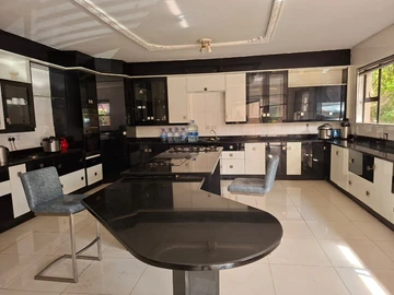 6 Bedroom House