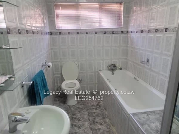 3-Bed Westgate Flat – Tiled, Built-ins & Bar (Sole Mandate)
