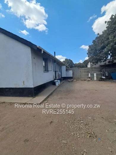 Southerton 3-Bed Bungalow on 668 m² — Walled Yard