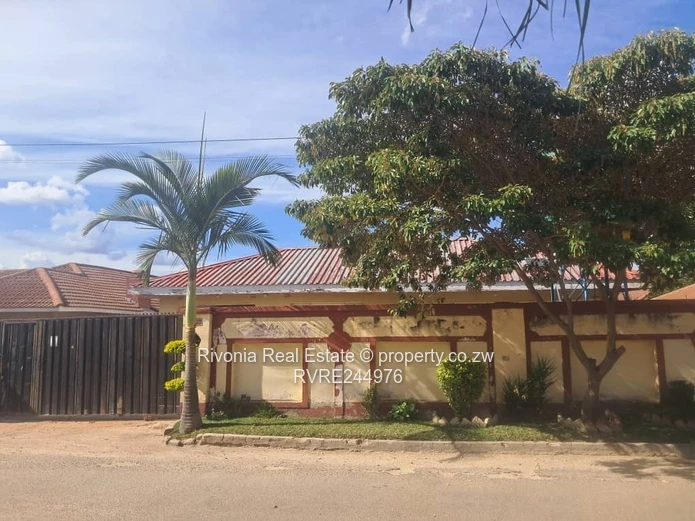 Mainway Meadows 4BR Home with Solar & Garden (540sqm)