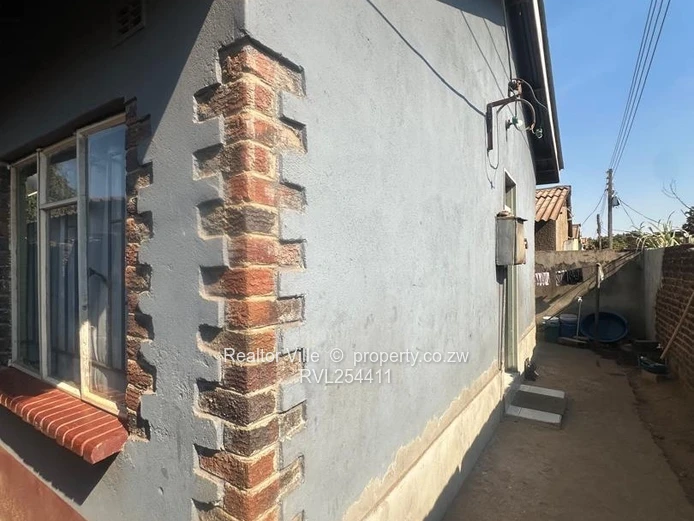 Walled & Gated 5-Bed Home in Warren Park – Borehole