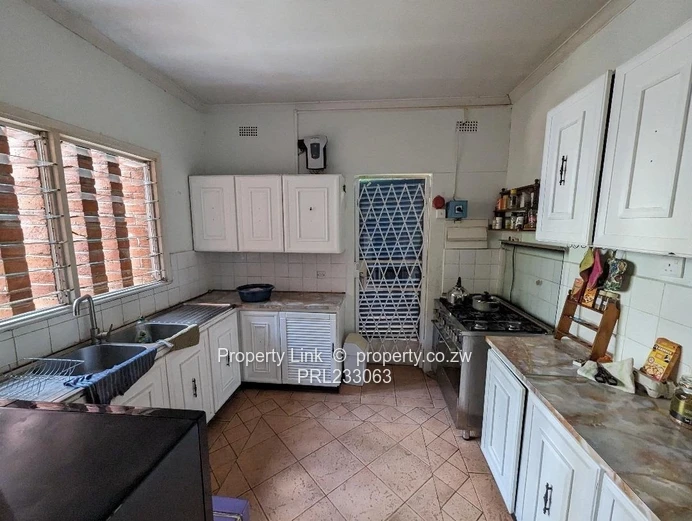 Borehole, Garden, Pool & Separate 1 Bed Self-Contained Cottage