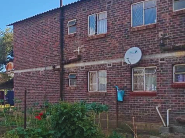 2 Bedroom Flat & Apartment