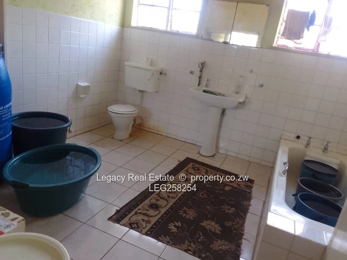 Spacious 4051m² Hatfield Stand — House on Tarred Road