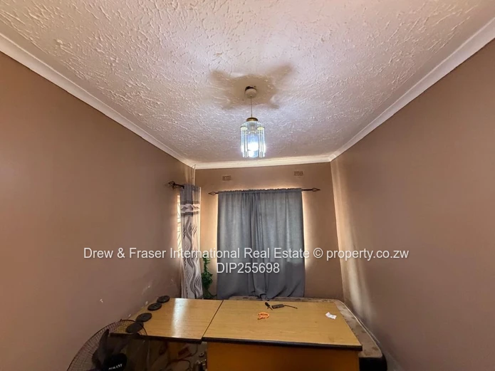 Westgate 4-bed: Spacious Tiled Kitchen, Dining & Borehole