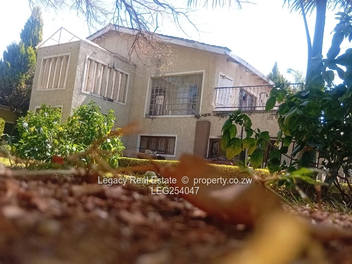 Spacious 6-Bed Home with Open-Plan Living & Borehole — Borrowdale Brooke