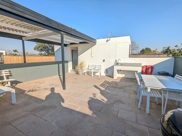 2 Bedroom Flat & Apartment