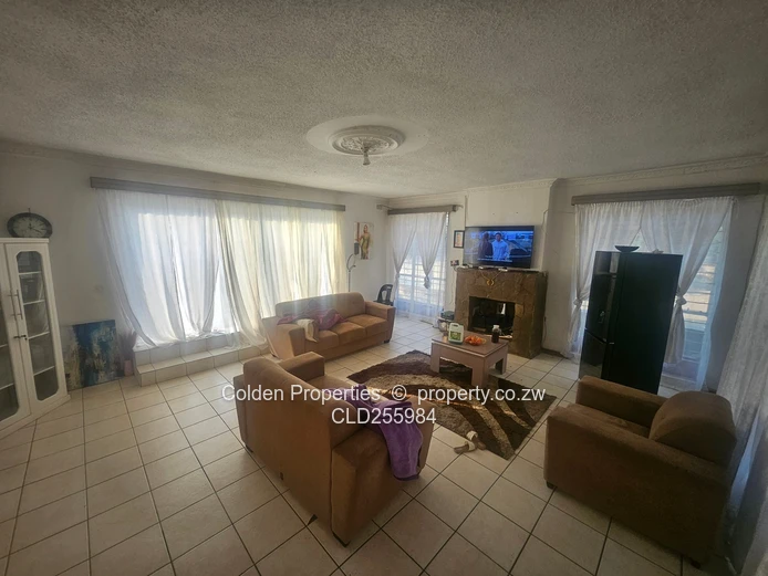 Highlands 5-Bed Townhouse on 3850m² with Borehole & Tanks