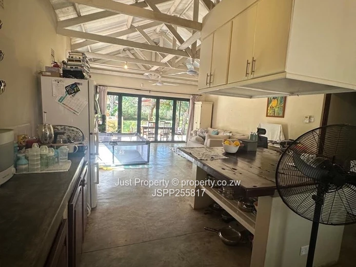 Spacious 5-Bed Victoria Falls Home with Cottage & Garden