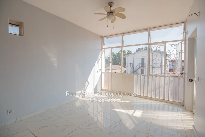 Mint Condition Flat Conveniently Located.