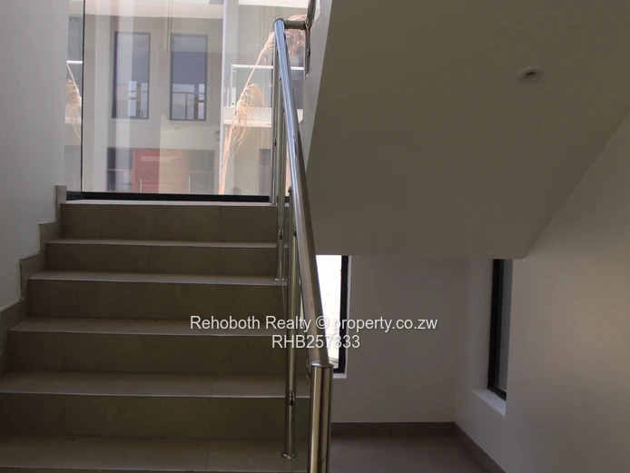 Contemporary 4-Bed Marlborough Flat with Borehole