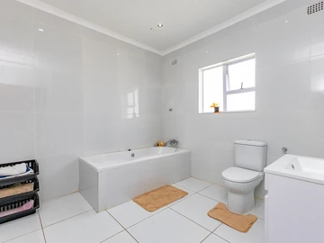 2 Bedroom Flat & Apartment