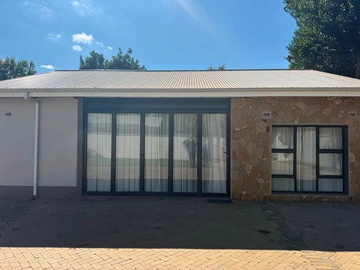 3 Bedroom Flat & Apartment