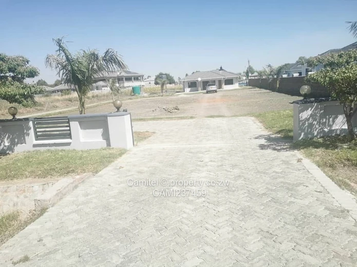 2,030m² Arlington Land with a 3 bed cottage,borehole and title deed