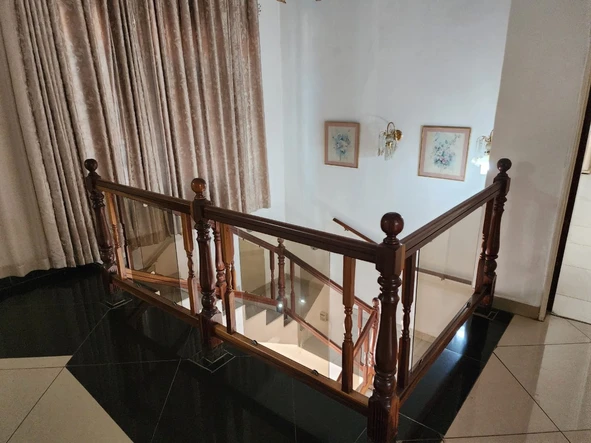 6 Bedroom House