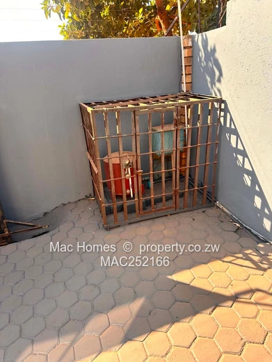 Hatcliffe: Modern 6-Bed, 3-Bath Home with Borehole (Sole Mandate)