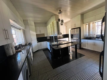 6 Bedroom House