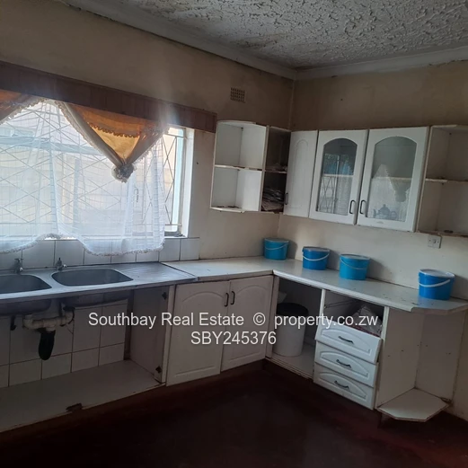 Lovely home in a secure, well-kept environment! Grab an opportunity. (Sole Mandate)
