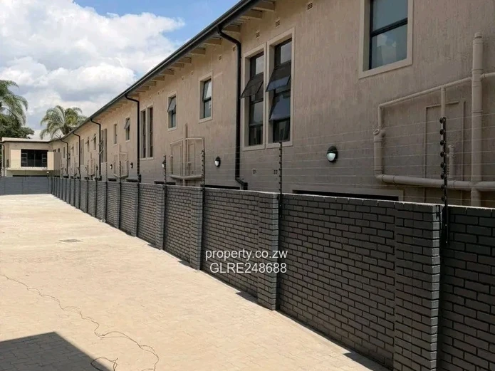 Modern 2-Bed Townhouse with Pool & Borehole — Strathaven