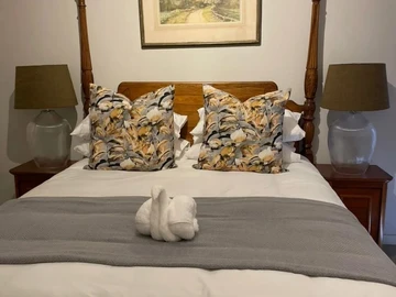 2 Bedroom Flat & Apartment