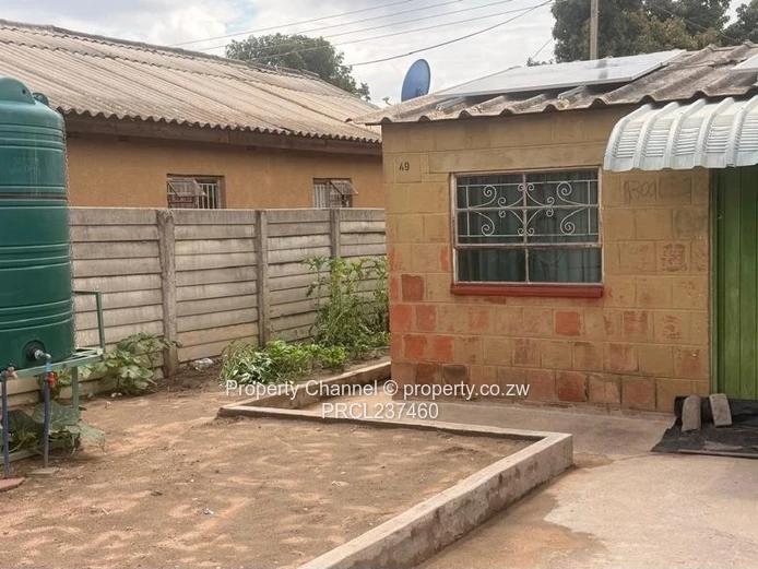 Compact 1-Bed in Zengeza — Walled Yard, Tank & Solar