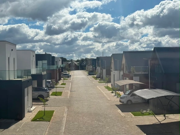4 Bedroom Flat & Apartment
