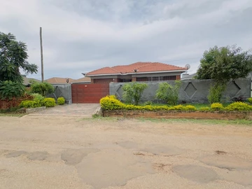 Madokero 120k 4 beds 2 ensuites open plan lounge kitchen and dining,single lock up garage , walled a