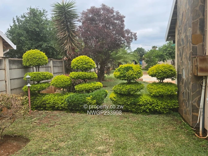 Montrose, Bulawayo South — 3-Bed House on 1600m² with Pool & Borehole