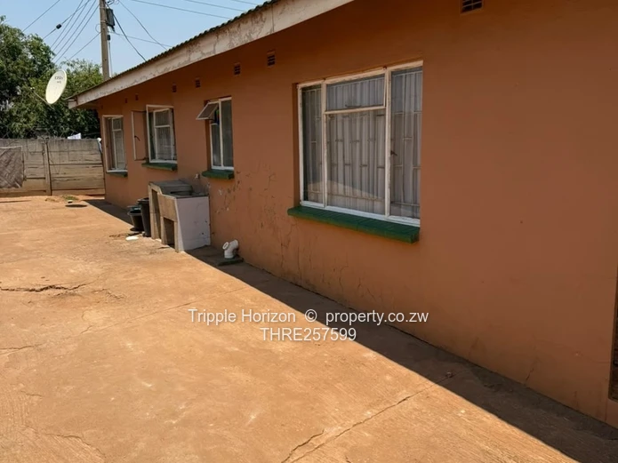 8-Bed Kuwadzana Home — Borehole, Walled Concrete Yard