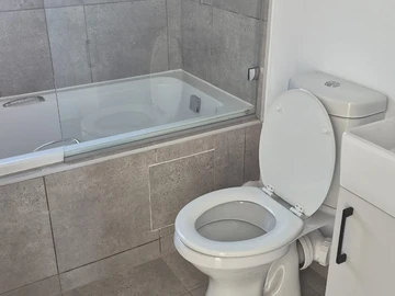 2 Bedroom Flat & Apartment