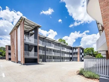 2 Bedroom Flat & Apartment