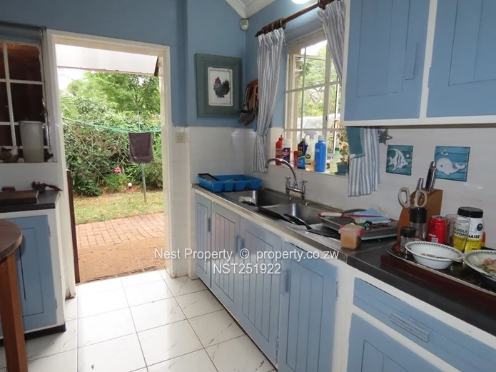 Charming Home + 2 Bed Cottage in Glen Lorne!