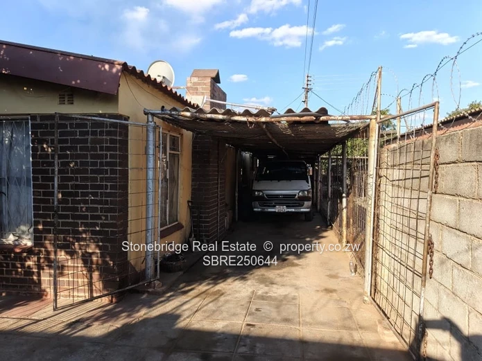 3 Bedroom House in Lobengula West For Rental