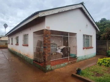 *Kuwadzana 5 house.* *4 bedrooms  Separate lounge & dining Fitted Kitchen