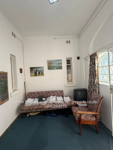 1-Bed Garden Flat in Suburbs