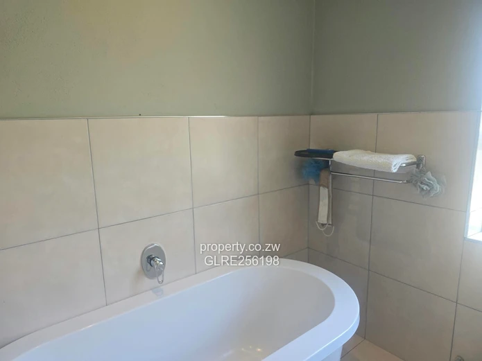 Sunlit 2-Bed, 2-Bath Newlands Flat with Borehole