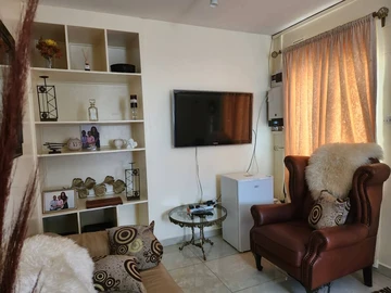 2 Bedroom Flat & Apartment
