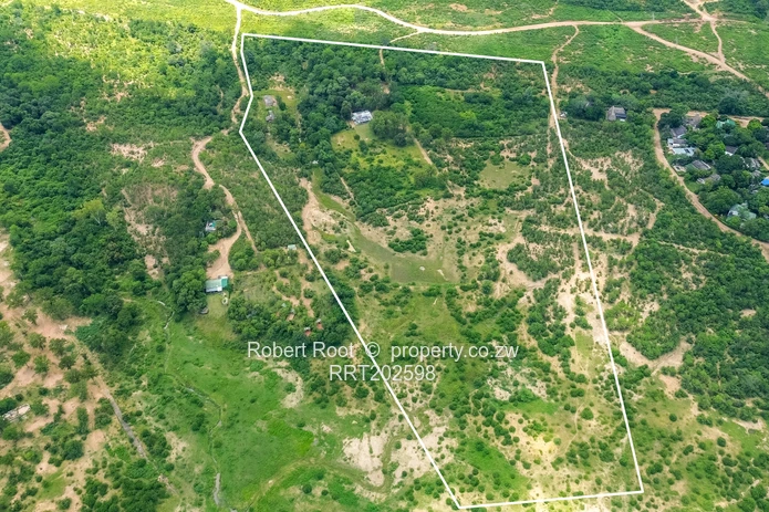 Lake Frontage property on 8.5 hectares (21 acres)