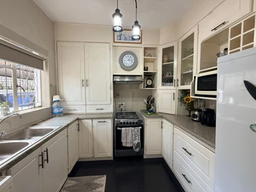 2 Bedroom Flat & Apartment